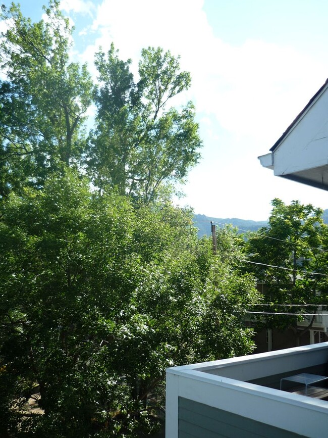 Foto del edificio - Sunny Loft Condo with Campus and Mountain ...