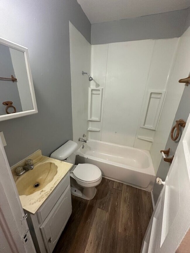 Building Photo - Newly updated 2 bedroom 1 bath duplex