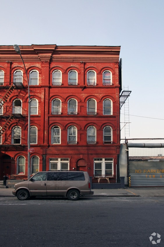 Primary Photo - 32 Nostrand Ave