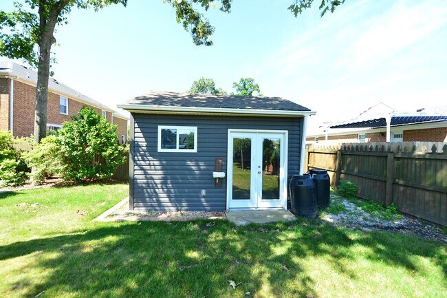 Building Photo - Custom Built brick Manor close to airport ...