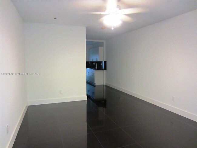 Foto del edificio - 8132 Harding Ave