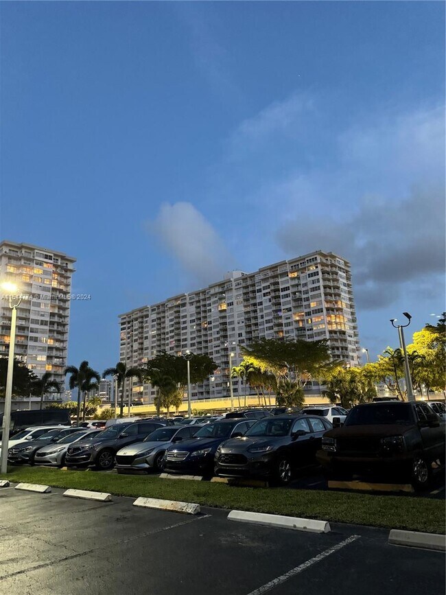 Foto del edificio - 2750 NE 183rd St