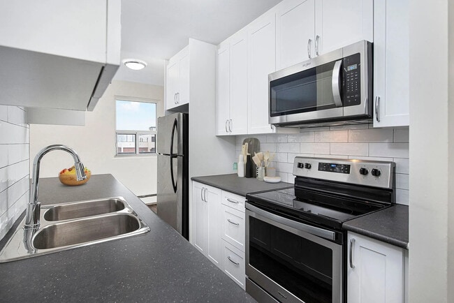 Building Photo - 4981 Bathurst St