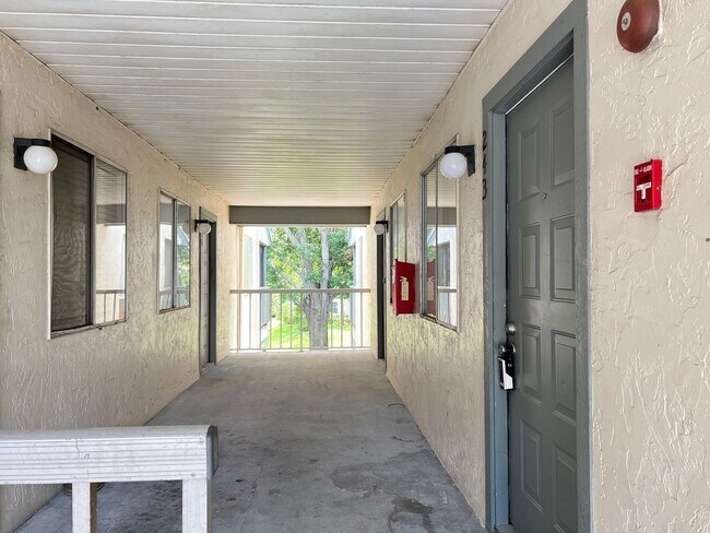 Foto del edificio - One Bedroom Condo at Park Lake