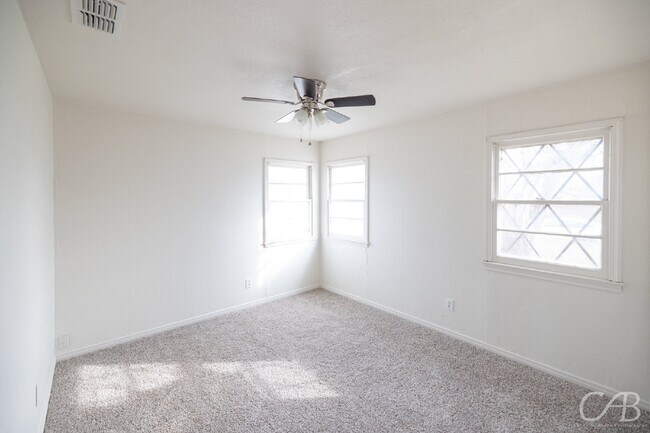 Foto del edificio - 4134 Russell Ave