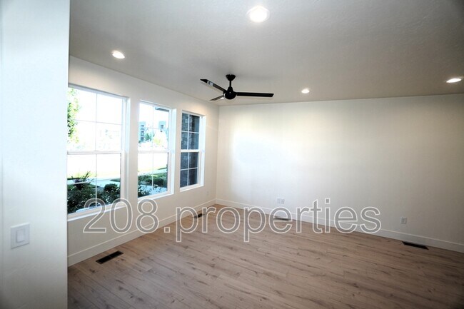 Foto del edificio - 1333 N Webb Wy