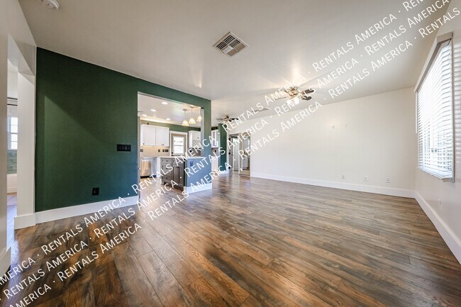 Foto del edificio - 1310 W Glenrosa Ave
