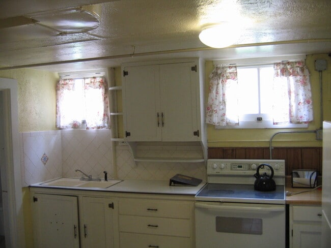 kitchen2 - 1891 S Pennsylvania St