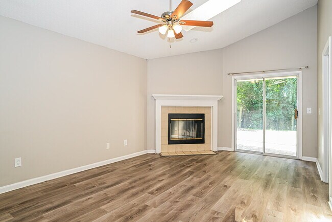 Foto del edificio - 8790 Townsquare Dr S