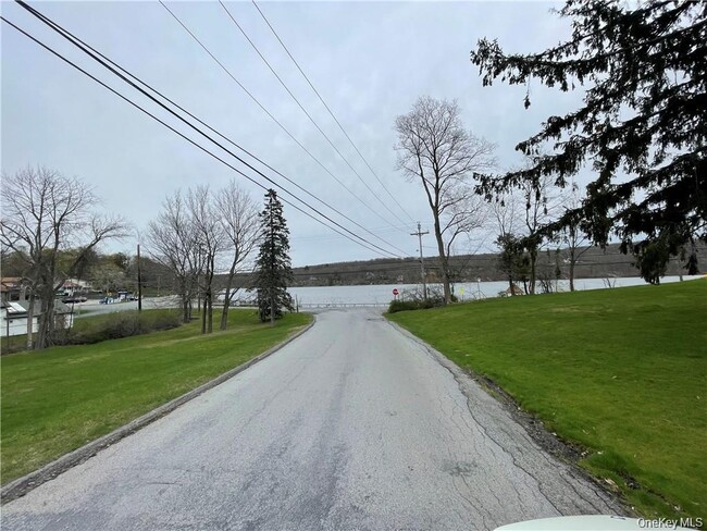 Building Photo - 22 Lake Ave