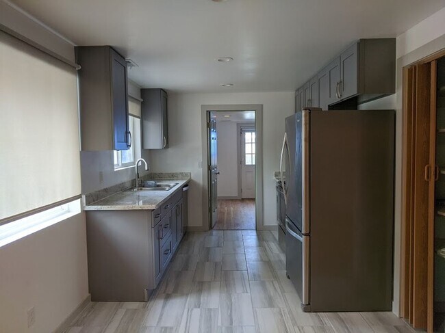 Building Photo - 4 Bedroom Shoreline Home