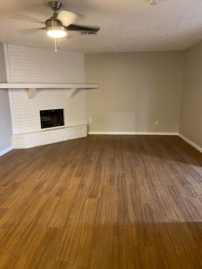 Building Photo - 3/2.5- Newly Upgraded 3 Bedroom Townhouse ...