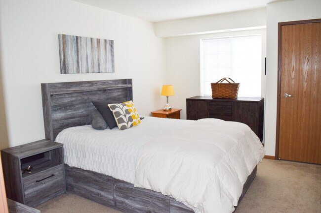 Amplia habitación - Cameron Heights Associates LLC