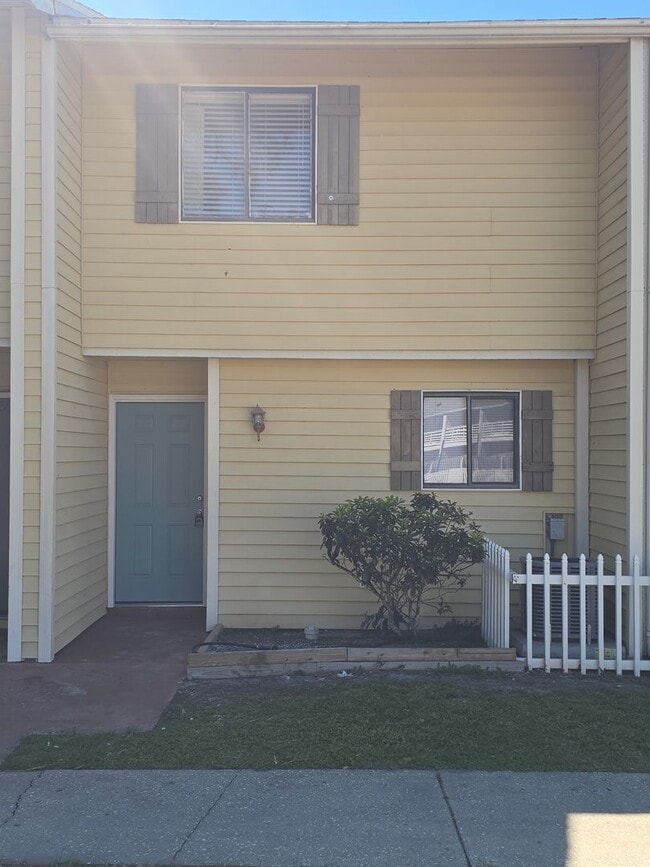 Building Photo - 22640 Watersedge Blvd