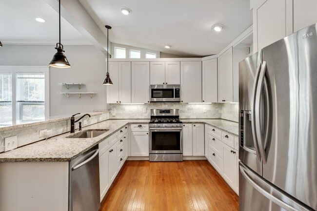 Building Photo - Beautiful 3Bed/2Bath home with Unique Features and Fenced Backyard!