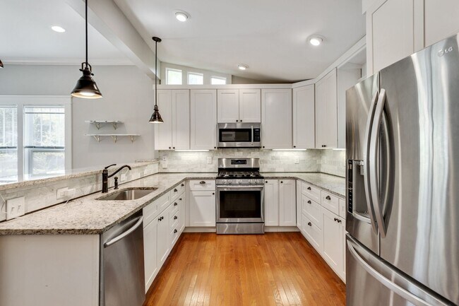 Foto del edificio - Beautiful 3Bed/2Bath home with Unique Features and Fenced Backyard!