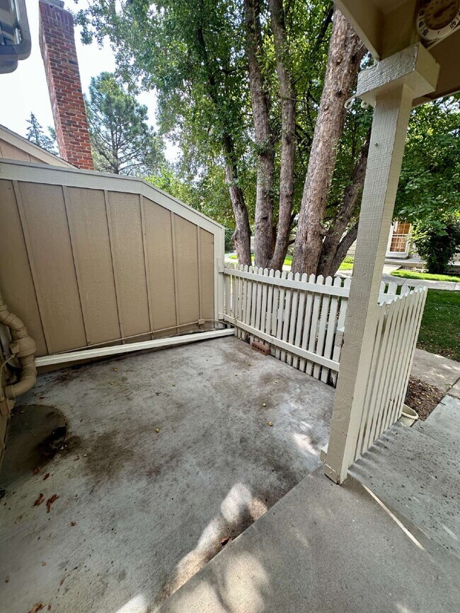 Building Photo - Don't Miss out on this 2 Bed +Loft Townhom...