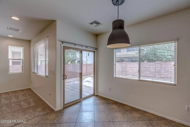 Building Photo - FANTASTIC 3 BED/2.5 BATH HOME IN DESIREABL...