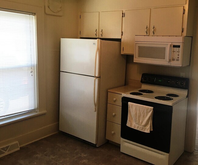 Foto del edificio - 803 E Grand River Ave