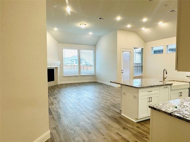 Foto del edificio - 2704 Greenway Dr