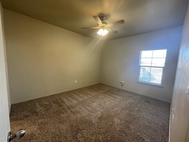 Building Photo - Townhome Located West Of Milwaukee Near Take-Out & Walmart!