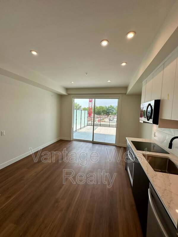 Photo du bâtiment - 207-1280 Sutherland Ave