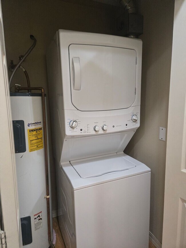 Foto del edificio - For Rent – Spacious 3 Bedroom Condo in Promenade Condos