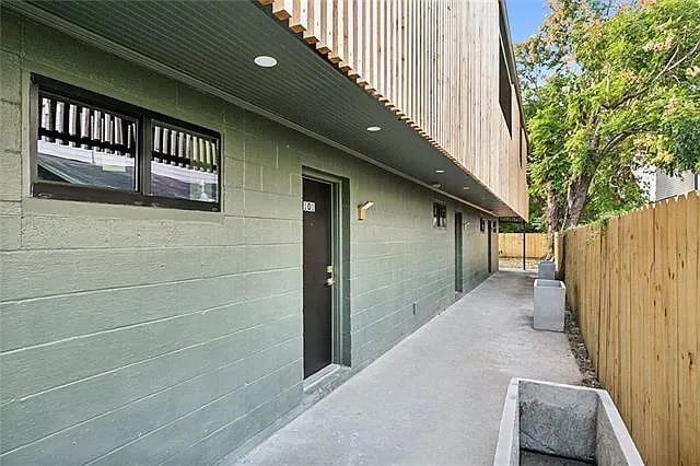 Building Photo - 2115 Danneel St