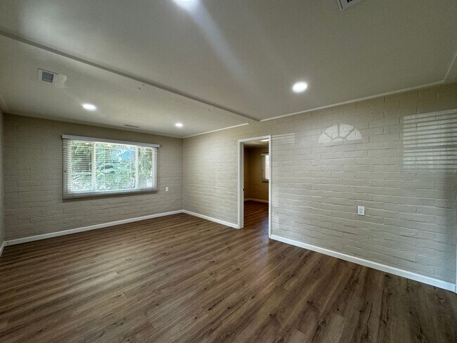 Building Photo - 12-768
