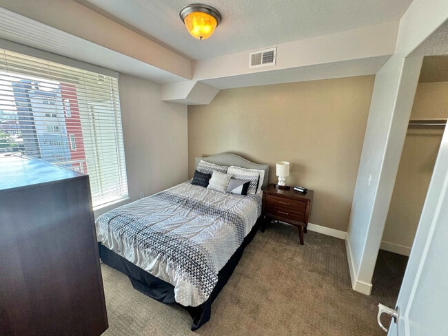 Building Photo - 460 E 400 S