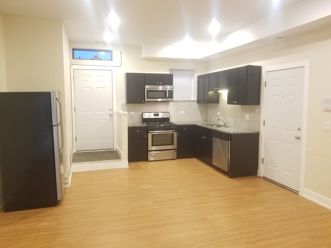 Foto principal - 4459 W Lawrence Ave