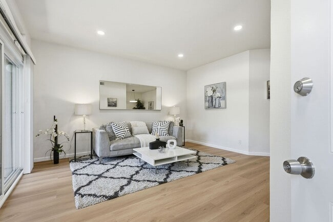 Foto del edificio - New Remodeled, Downstairs with Two Patios, Gated Community with Pool