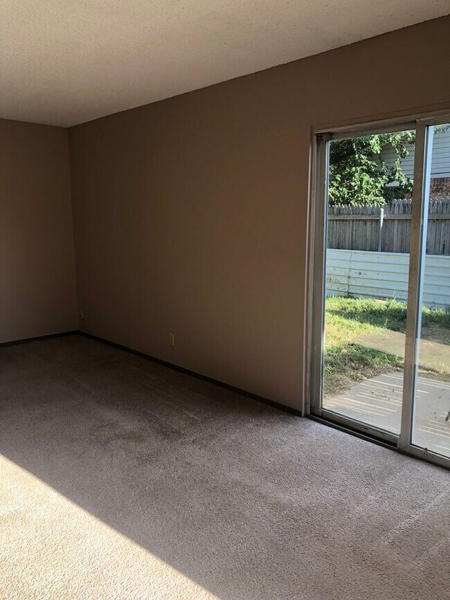 Building Photo - Duplex near OCCC!
