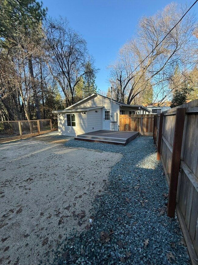 Building Photo - 204 Lambert Ln