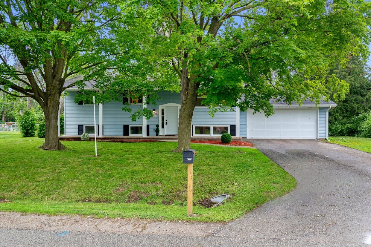 Primary Photo - Spacious 5-Bedroom Home with 2 Full Baths ...