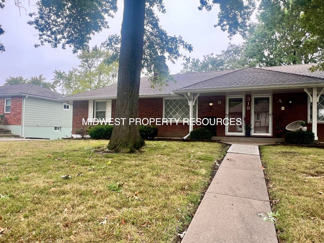 Primary Photo - Tidy Town-home in Lee's Summit for Lease