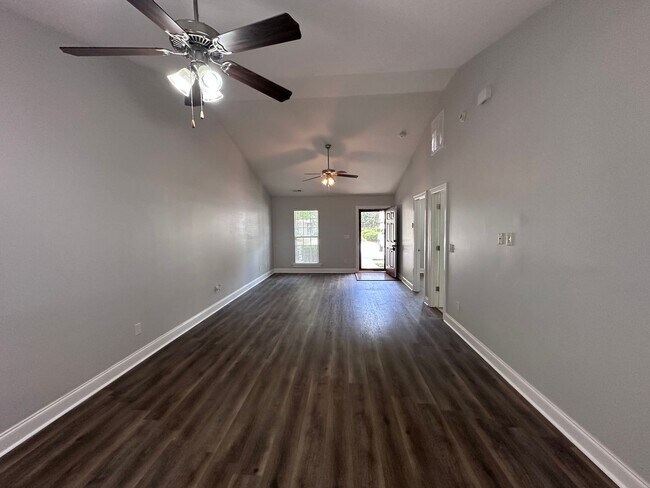 Foto del edificio - Two Bedroom Two Bath & Sunroom Townhome
