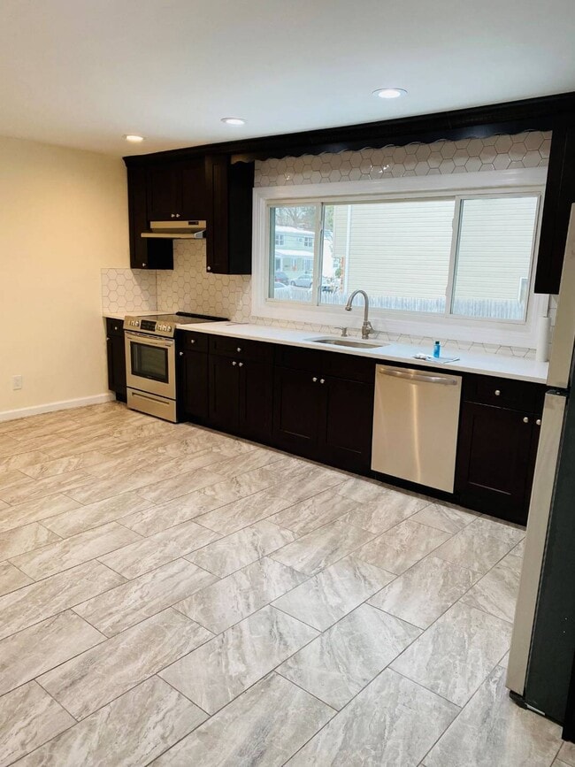 Building Photo - 75 Elm Ave