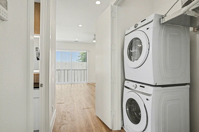 Full sized washer & dryer - Jasmine@Fitzhugh