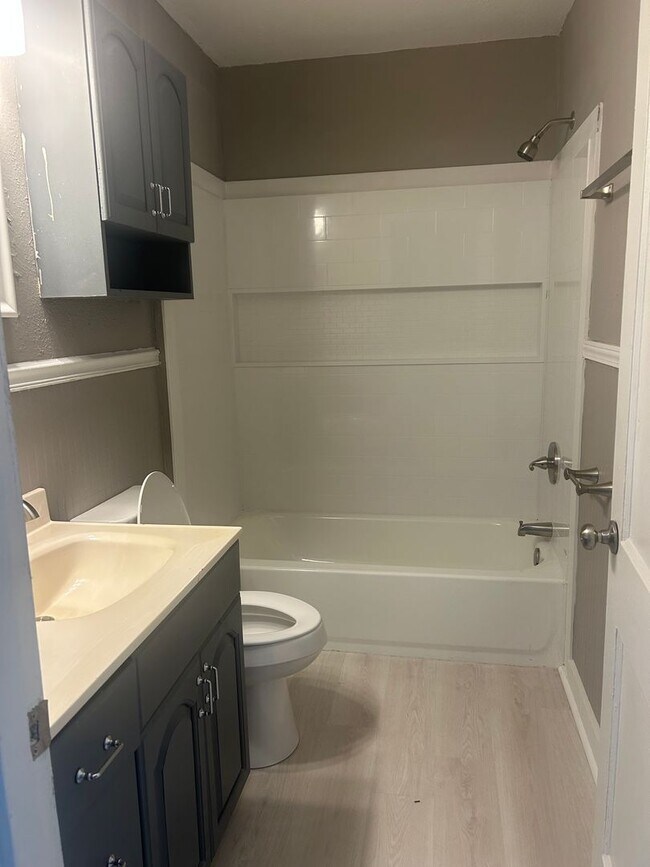 Building Photo - 816 W 42nd St