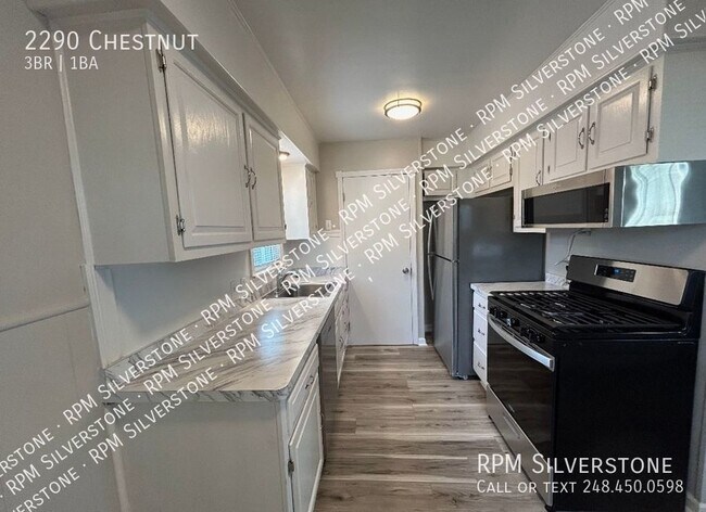 Building Photo - Spacious 3-bedroom