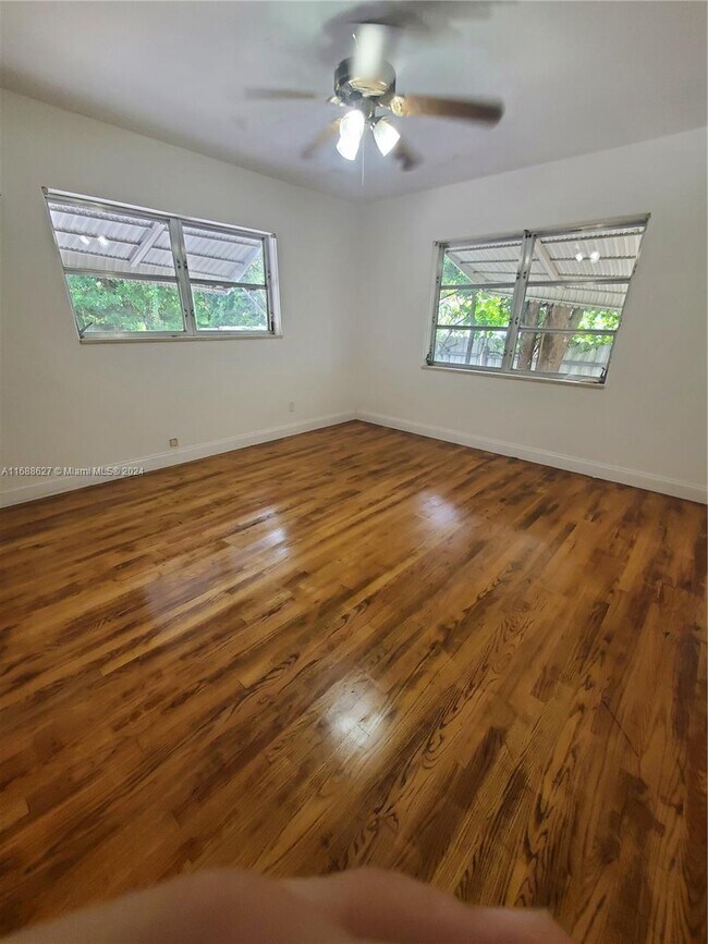 Building Photo - 975 NE 171 St