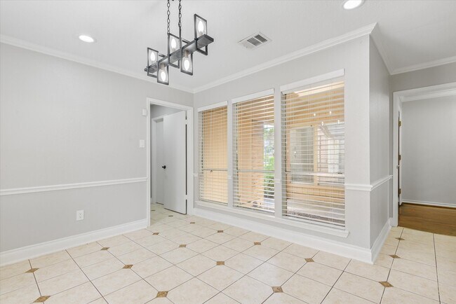Foto del edificio - 7715 Brush Wood Dr