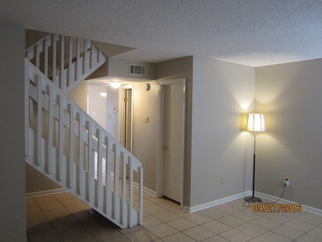 Building Photo - 631 Cedarwood Dr