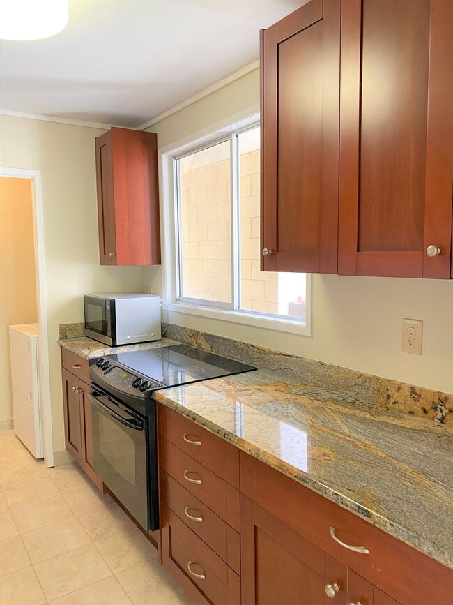 Building Photo - 410 Haleloa Pl