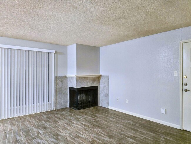 Foto del edificio - 8389 Sands Point Dr