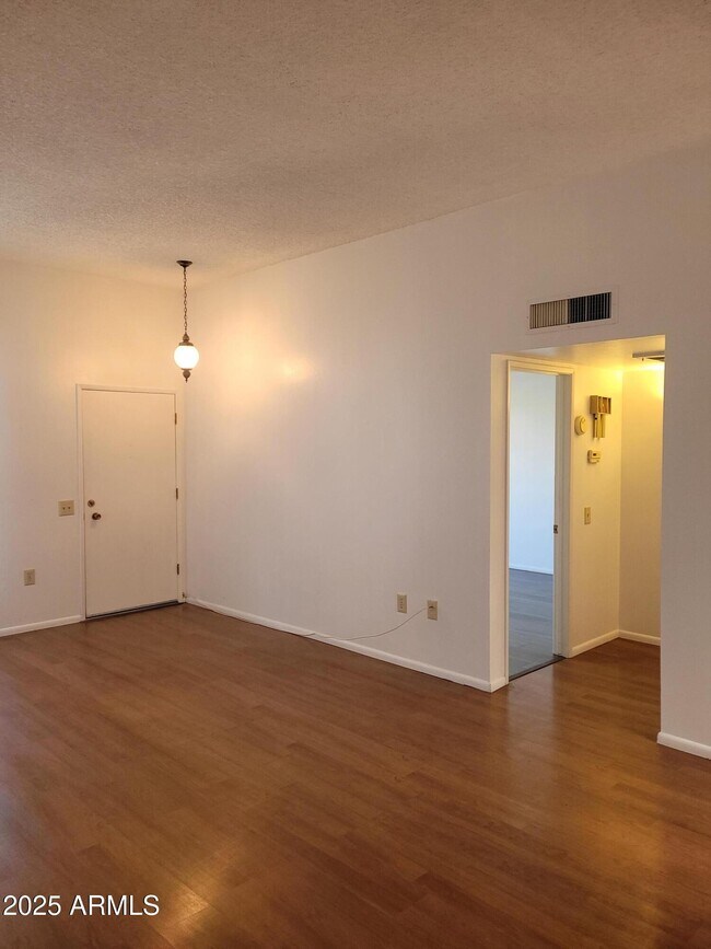 Foto del edificio - 10060 W Royal Oak Rd