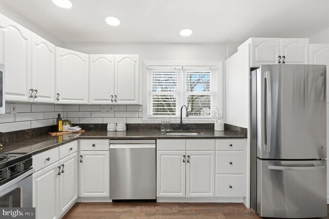 Foto del edificio - 5716 Crawford Dr