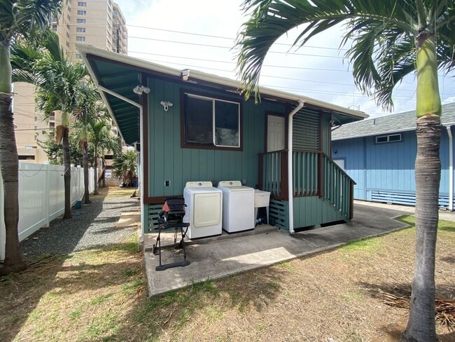 Building Photo - 2483 Kapiolani Blvd