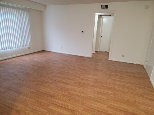 Building Photo - 11041 La Maida St